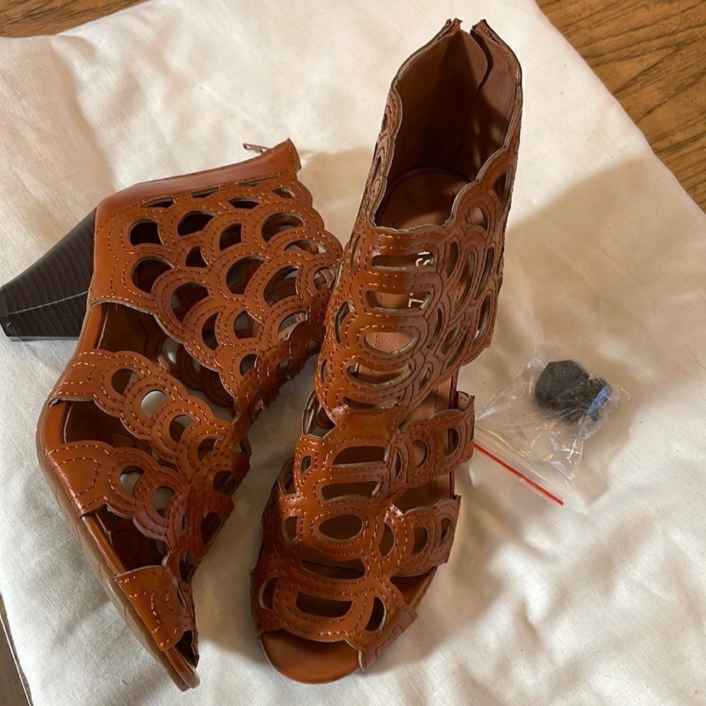 RASOLLI BROWN CUTOUT SHOOTIES.  NEW